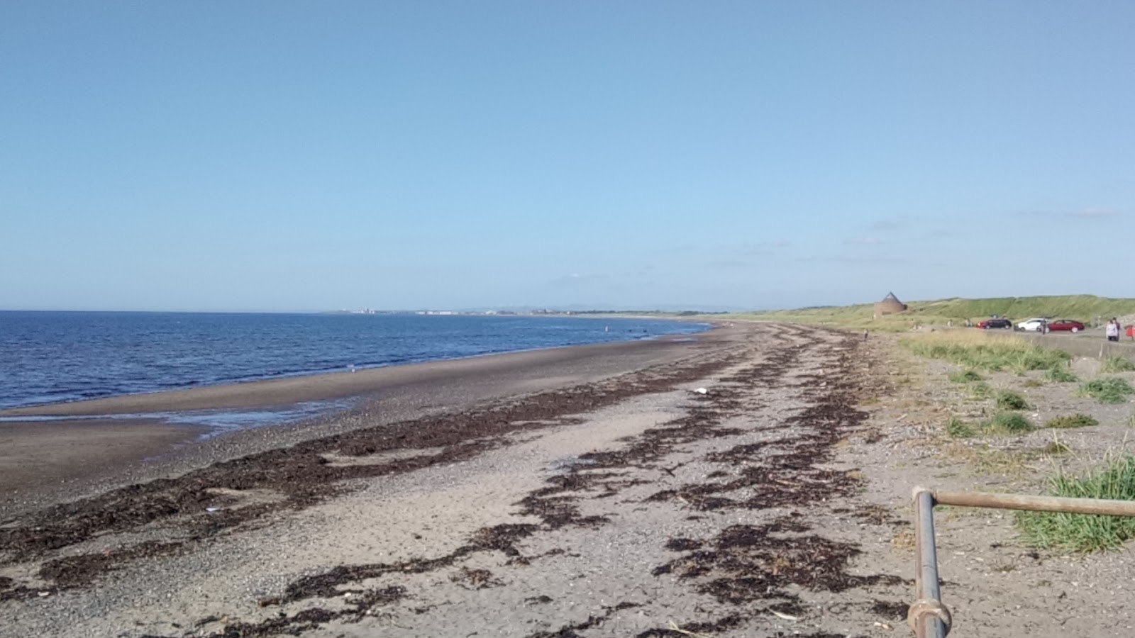 Foto de Praia de Prestwick com areia bege e seixos superfície