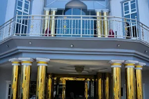 De Glen Hotel and Suites image