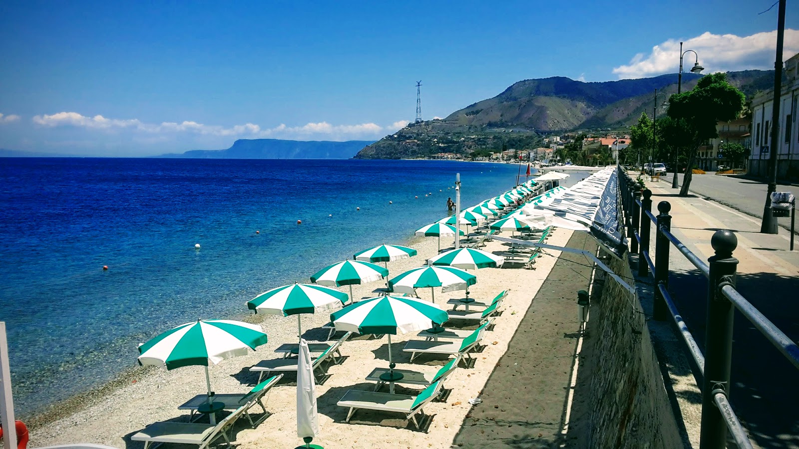 Foto di Spiaggia di Cannitello con una superficie del sabbia beige e ciottoli
