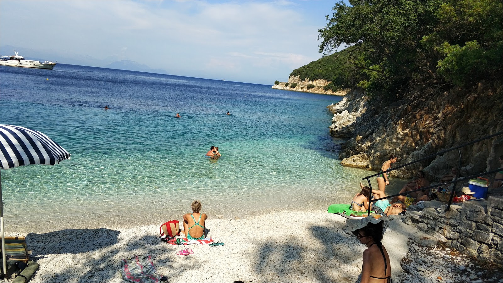 Foto van Kourvoulia beach met turquoise puur water oppervlakte