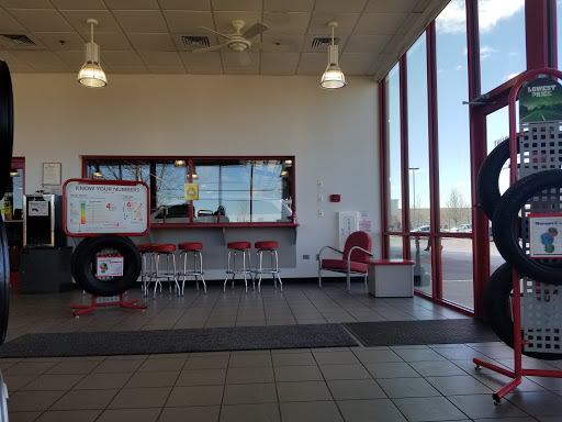 Tire Shop «Discount Tire Store - Carpentersville, IL», reviews and photos, 2142 Randall Rd, Carpentersville, IL 60110, USA