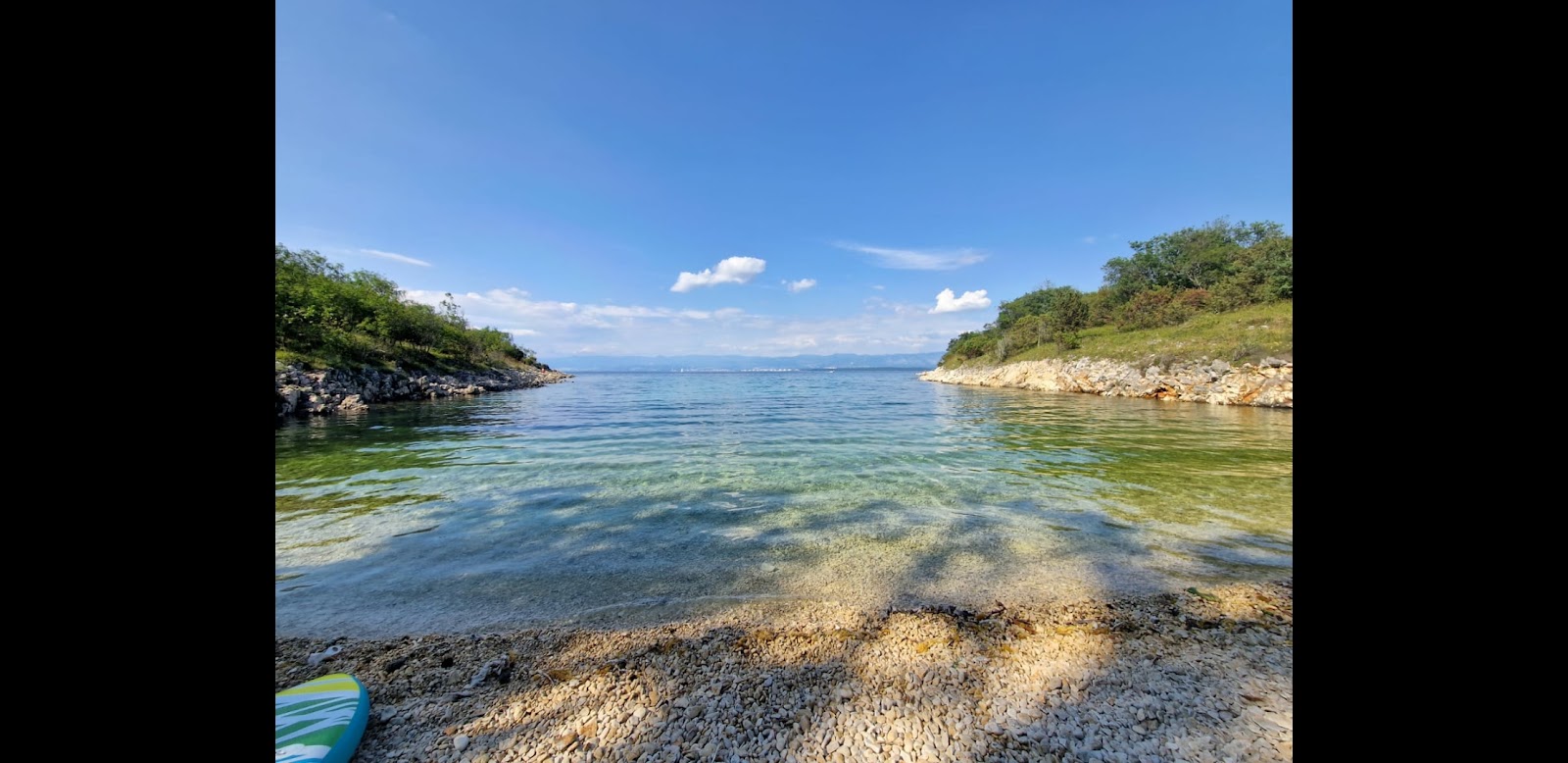 Foto di Porat Beach con una superficie del ciottoli grigi