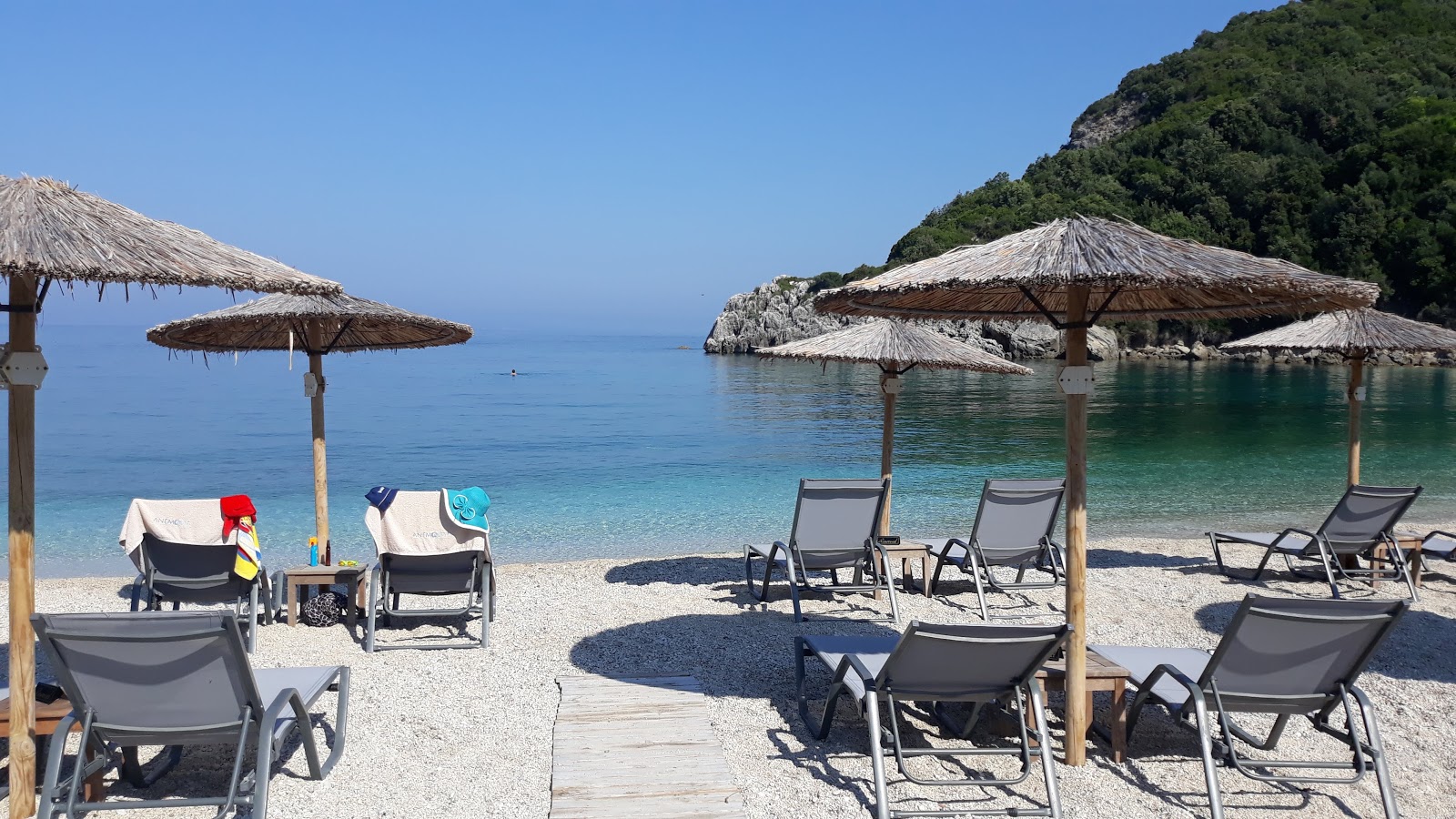 Foto von Sarakiniko Strand mit türkisfarbenes wasser Oberfläche