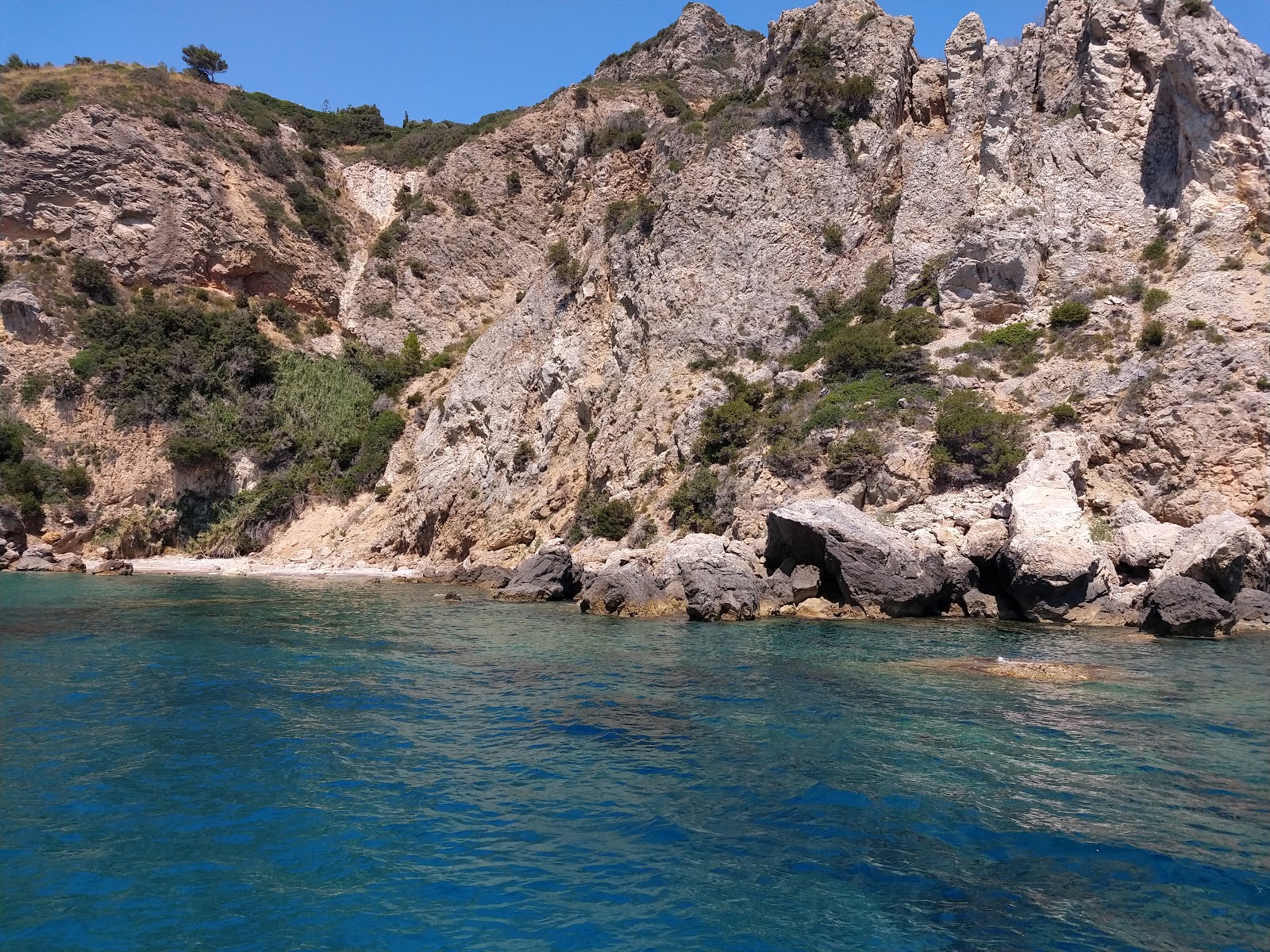 Foto av Cala dell'Olio med blå rent vatten yta