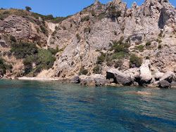 Cala dell'Olio的照片 带有一条直的海岸线