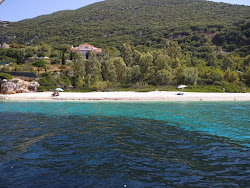 Foto von Aspros Gialos II Strand annehmlichkeitenbereich