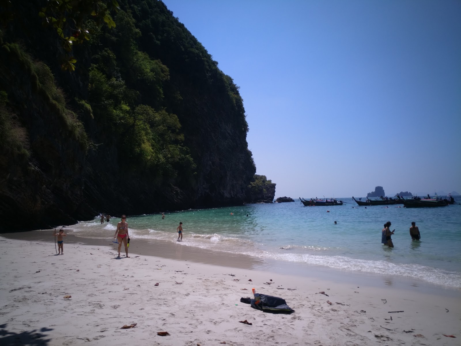 Chicken island Beach'in fotoğrafı dağlarla çevrili