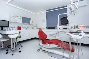 Estetical Dentis Dr Vesa - cabinet de stomatologie si implantologie Oradea image
