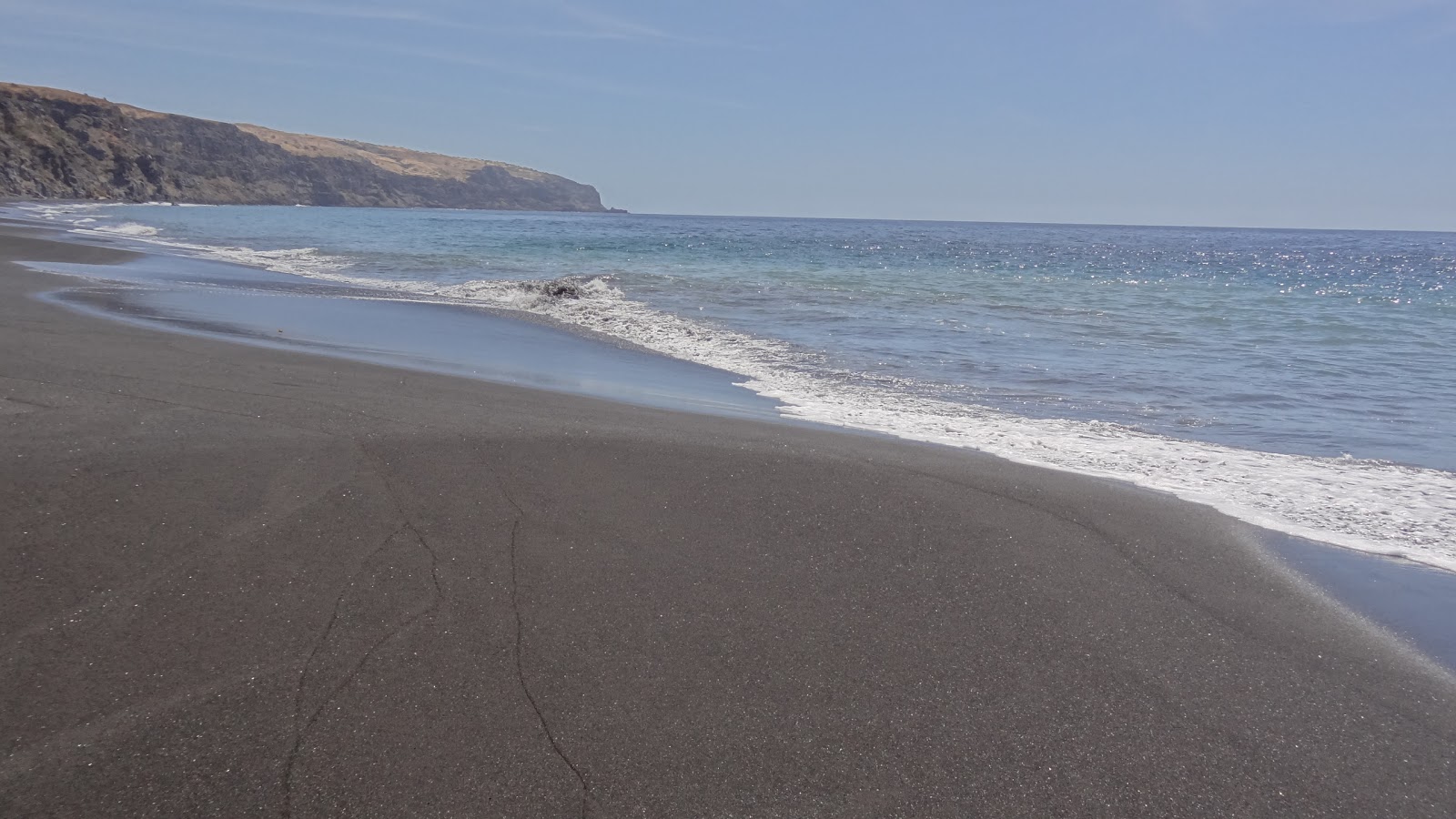Foto von Praia da Bila mit schwarzer sand Oberfläche