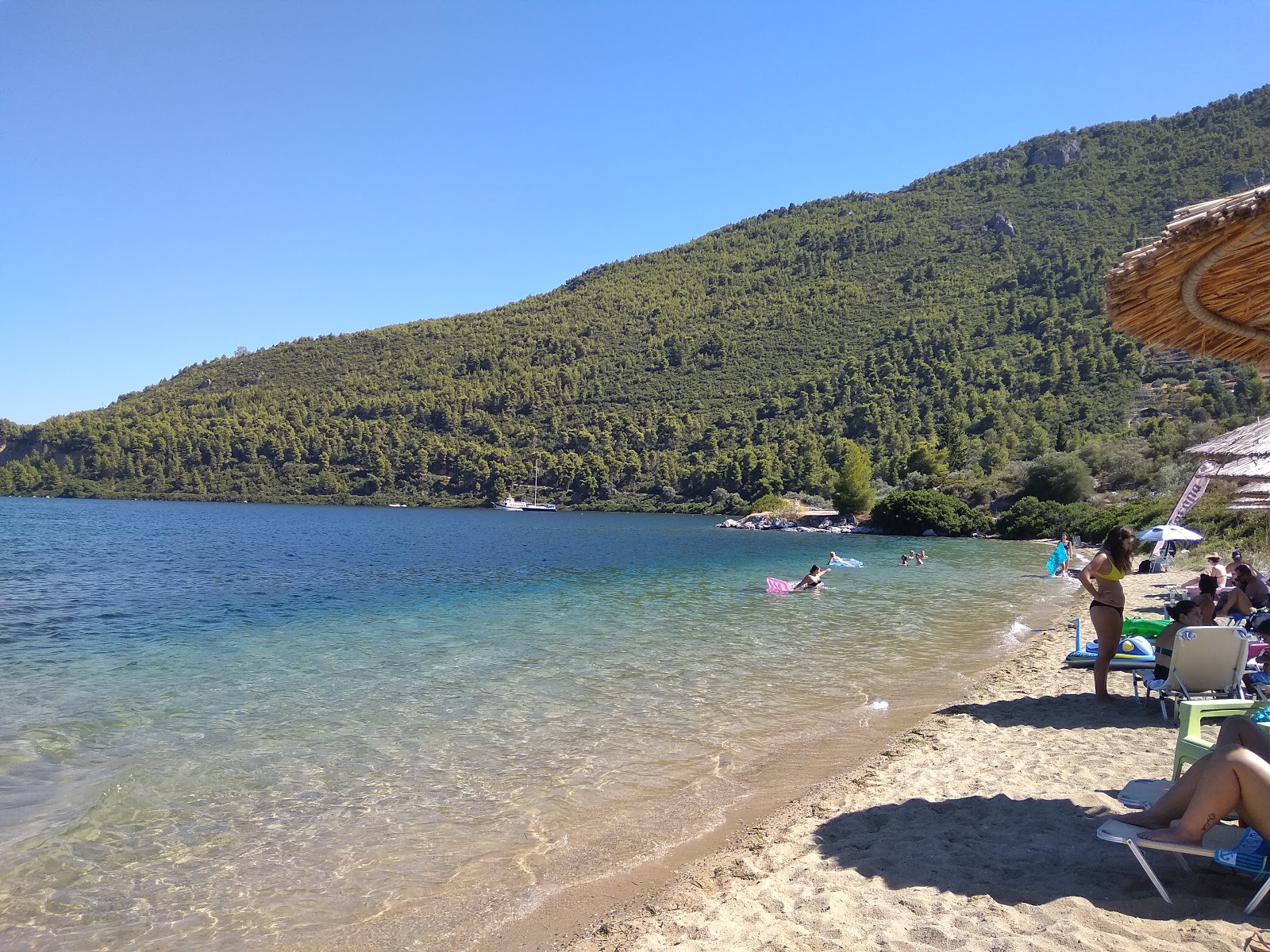 Photo de Porto Pefko avec l'eau vert clair de surface