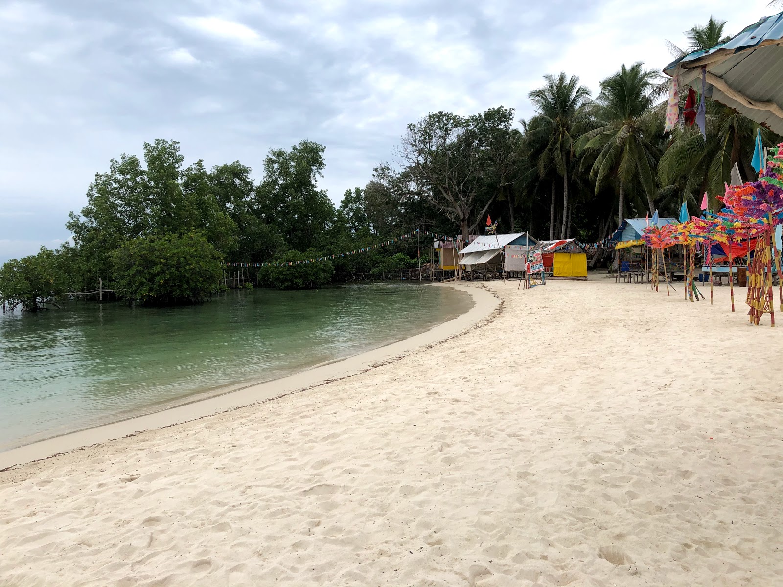 Foto di Wisata Pulau Mubut Darat con una superficie del sabbia luminosa