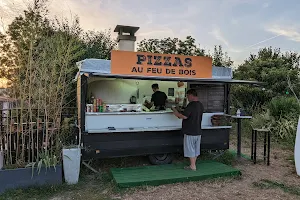 La pizza au feu de bois image