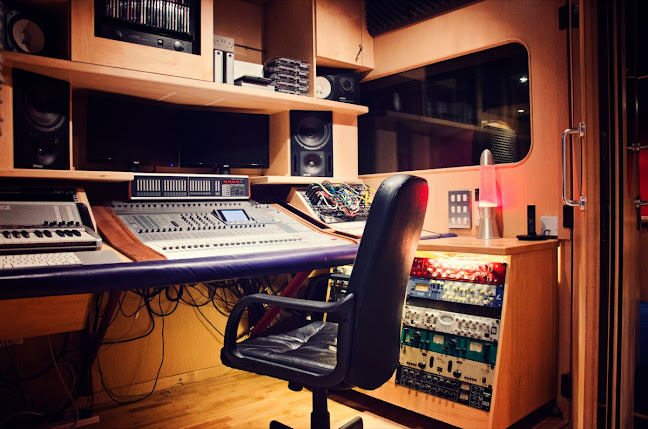 Reviews of Deadline Studios in Leicester - Music store