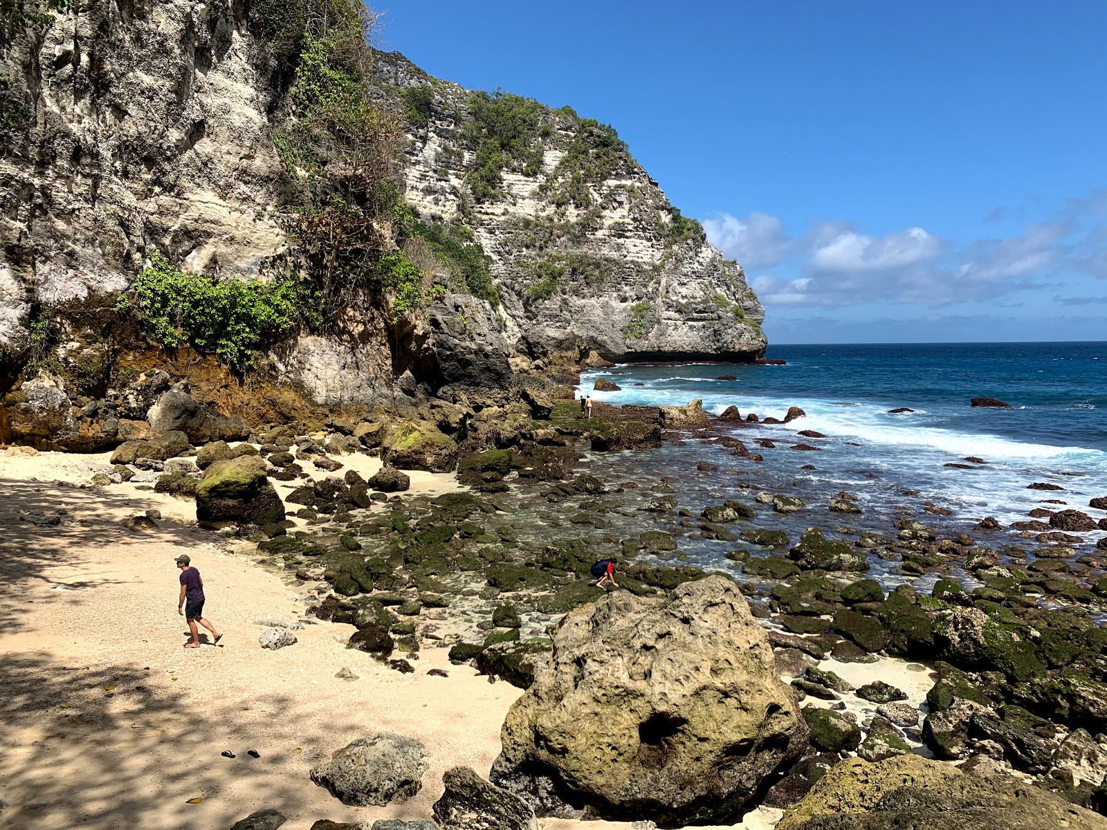 Foto von Tembeling Beach mit beiger sand & steine Oberfläche