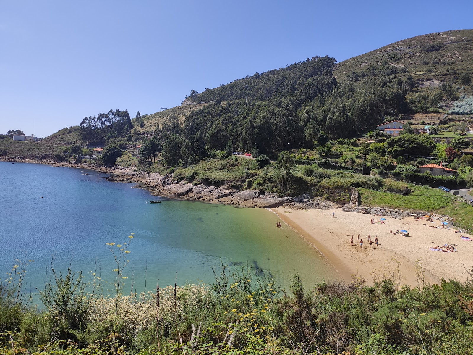 Foto di Praia de Carino con una superficie del sabbia beige