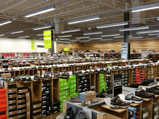 Shoe Store «DSW Designer Shoe Warehouse», reviews and photos, 1835 N Tomahawk Island Dr, Portland, OR 97217, USA