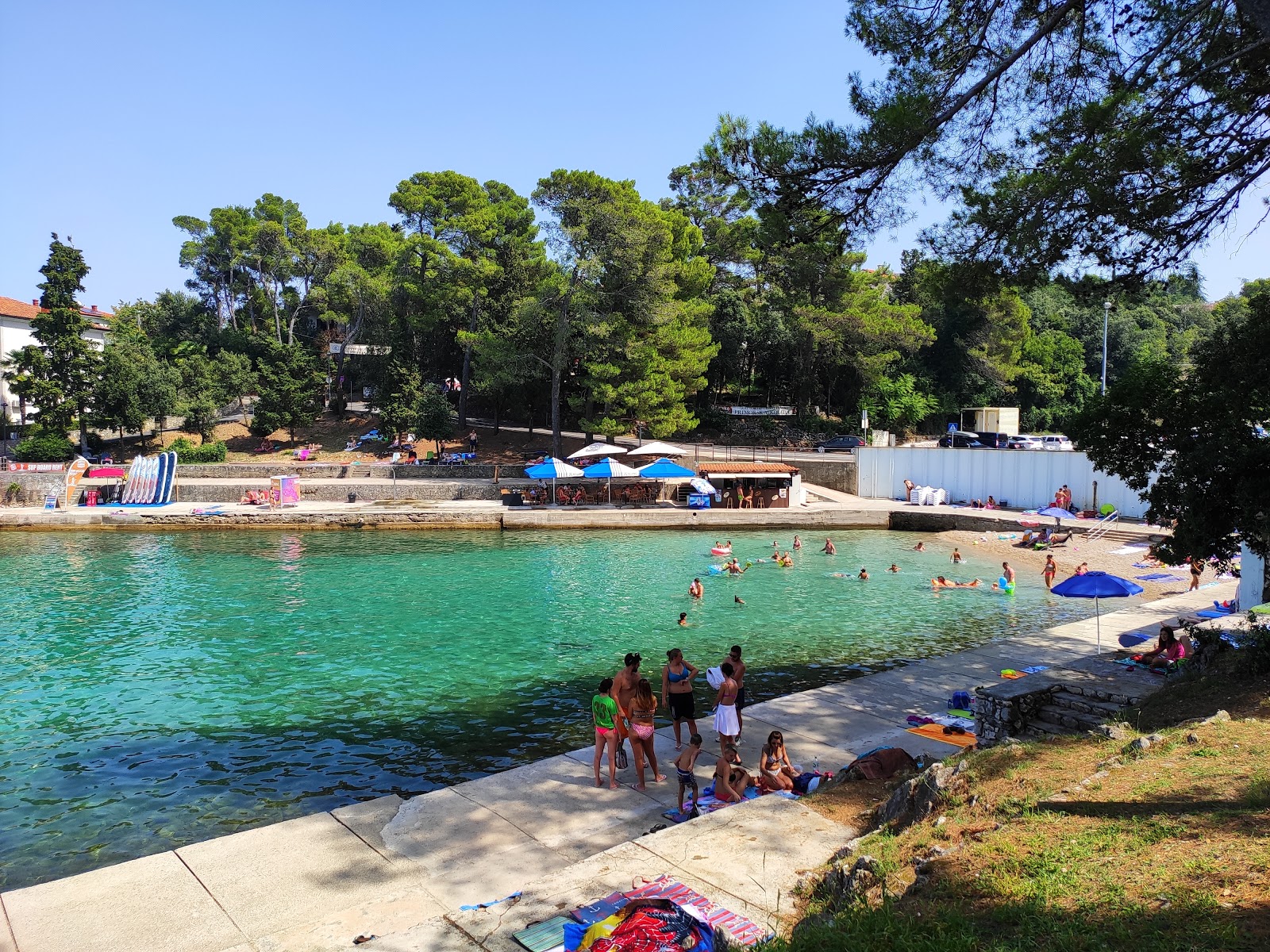 Foto von Draga beach mit betonierte fläche Oberfläche