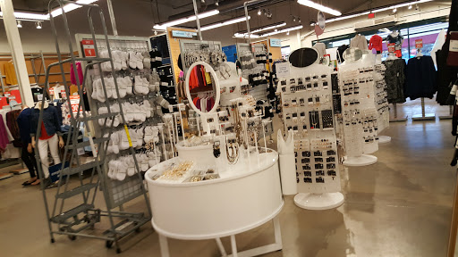 Shopping Mall «Johnson Creek Premium Outlets», reviews and photos, 575 Linmar Ln, Johnson Creek, WI 53038, USA