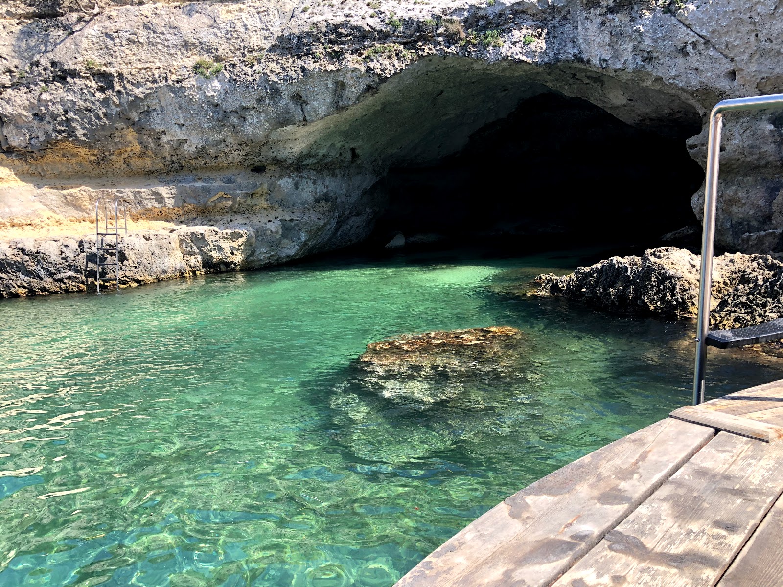 Foto de Grotta delle Pupe com água cristalina superfície