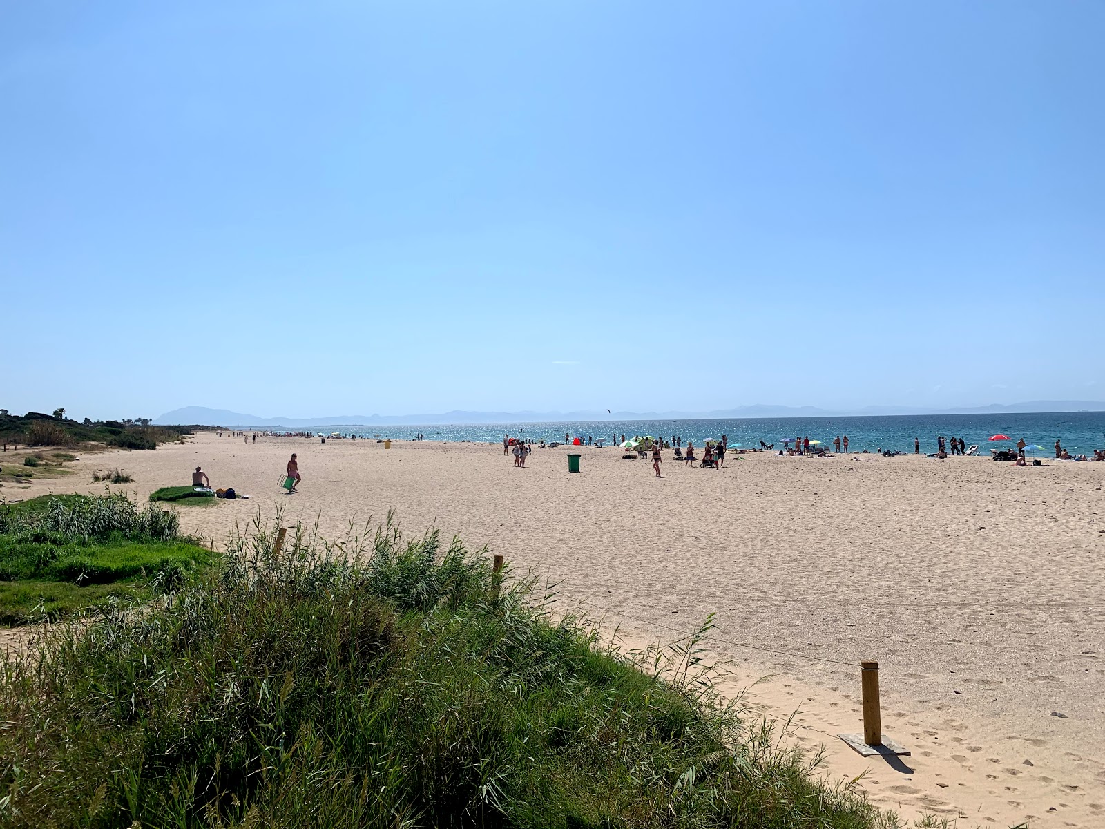 Foto di Spiaggia di Valdevaqueros con una superficie del acqua cristallina