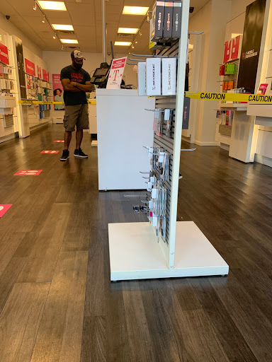 Cell Phone Store «T-Mobile», reviews and photos, 85 Main St, Port Washington, NY 11050, USA