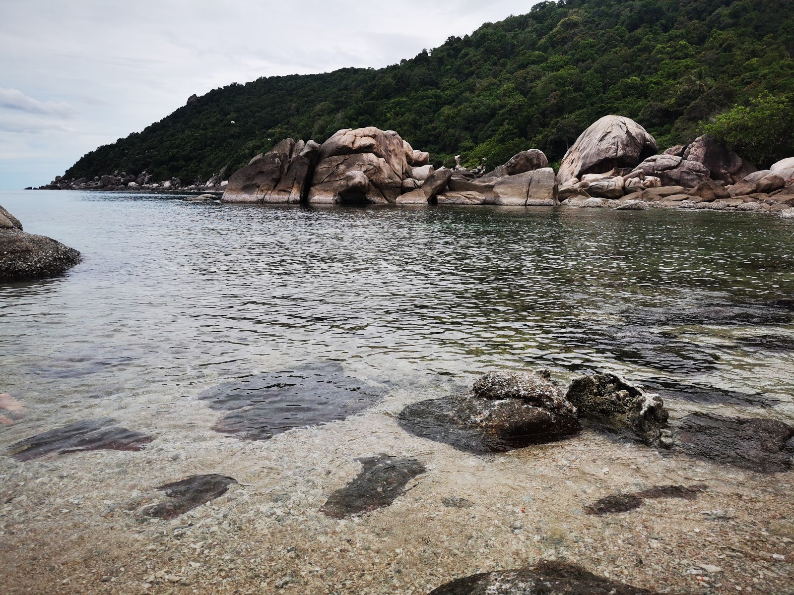 Foto von Lighthouse Beach umgeben von Bergen