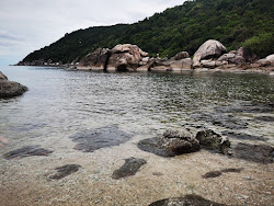 Foto di Lighthouse Beach circondato da montagne