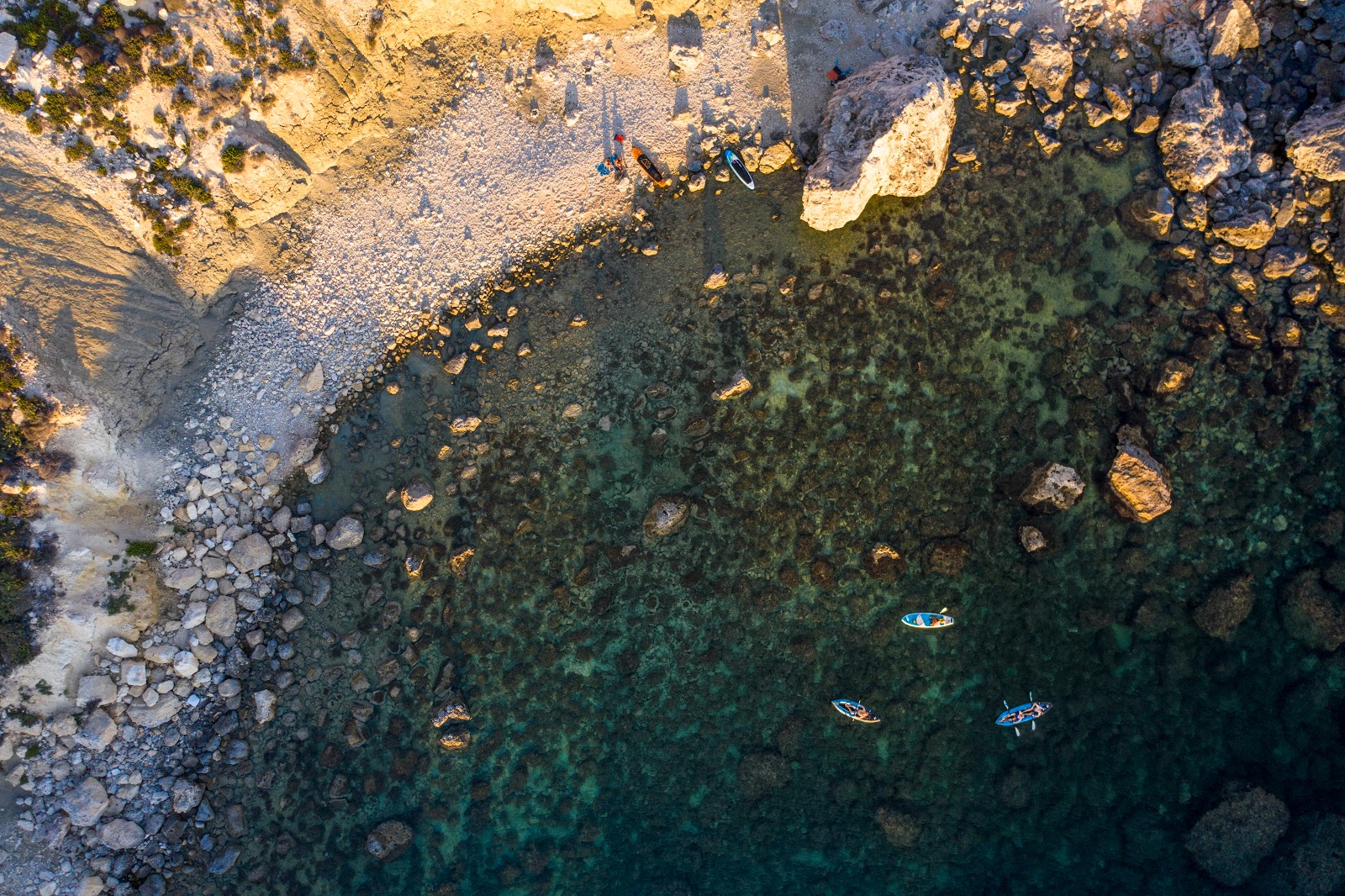 Foto av Morina Bay med turkos rent vatten yta