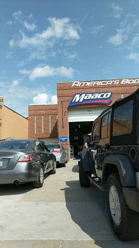 Auto Body Shop «Maaco Collision Repair & Auto Painting», reviews and photos, 1716 E Oakton St, Des Plaines, IL 60018, USA
