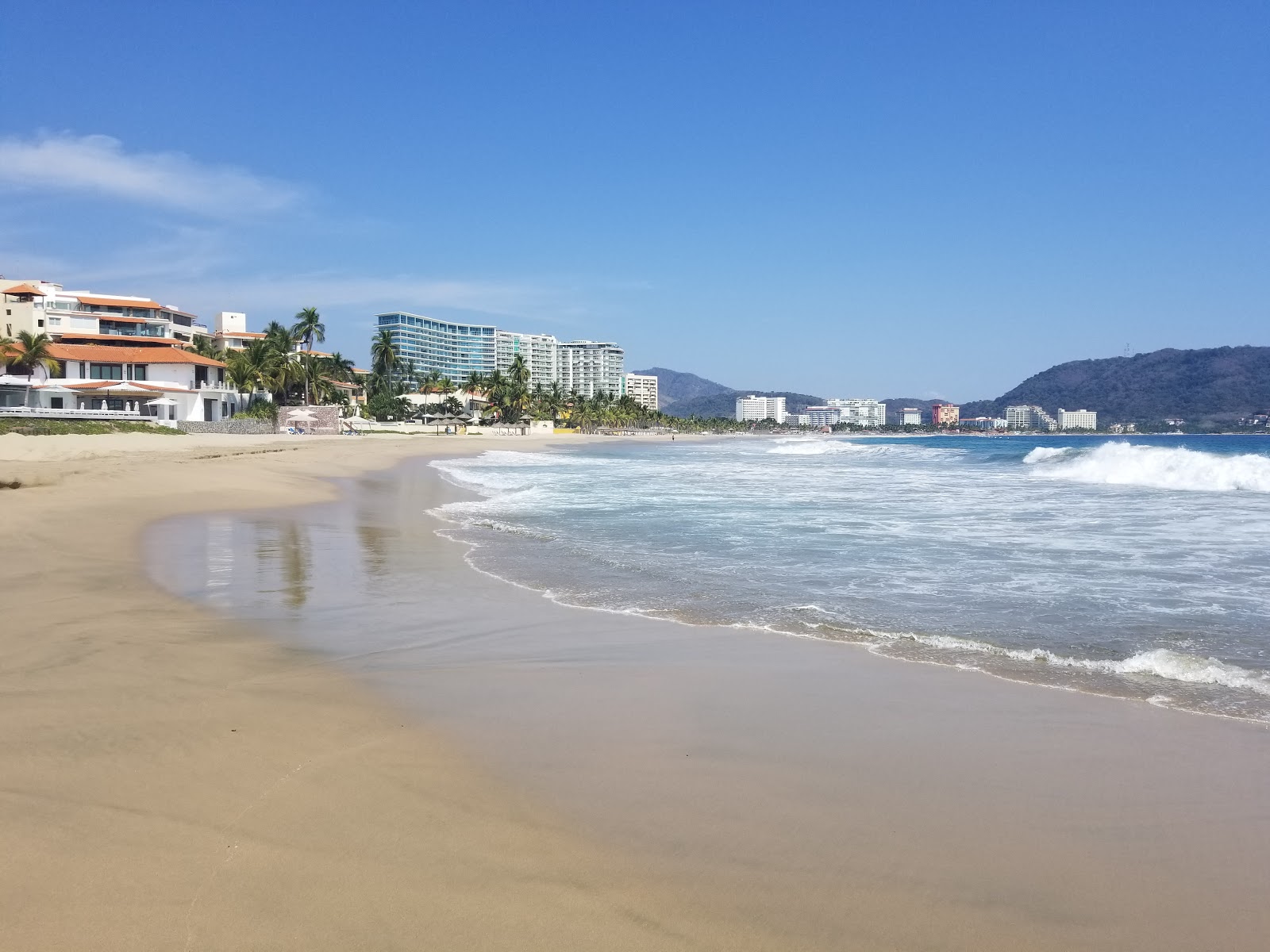 Playa Las Escolleras的照片 带有碧绿色纯水表面