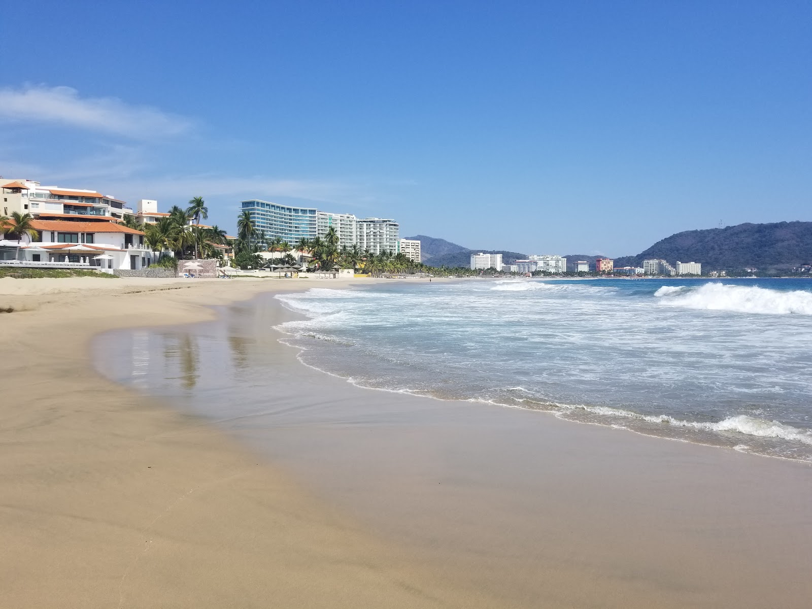 Photo de Playa Las Escolleras avec rivage droit, long