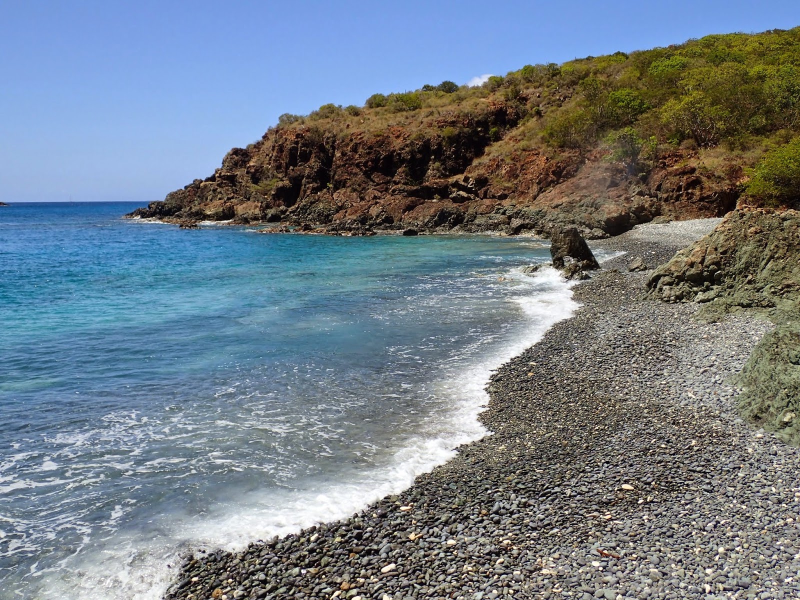 Photo de Blue Cobblestone beach avec baie longue