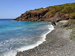 Photo de Blue Cobblestone beach avec baie longue