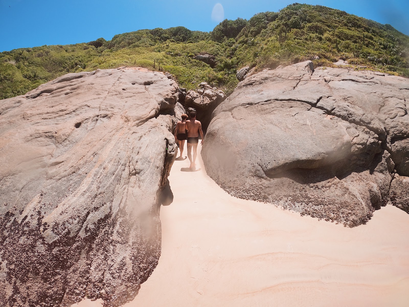 Praia das Amendoeiras'in fotoğrafı - rahatlamayı sevenler arasında popüler bir yer