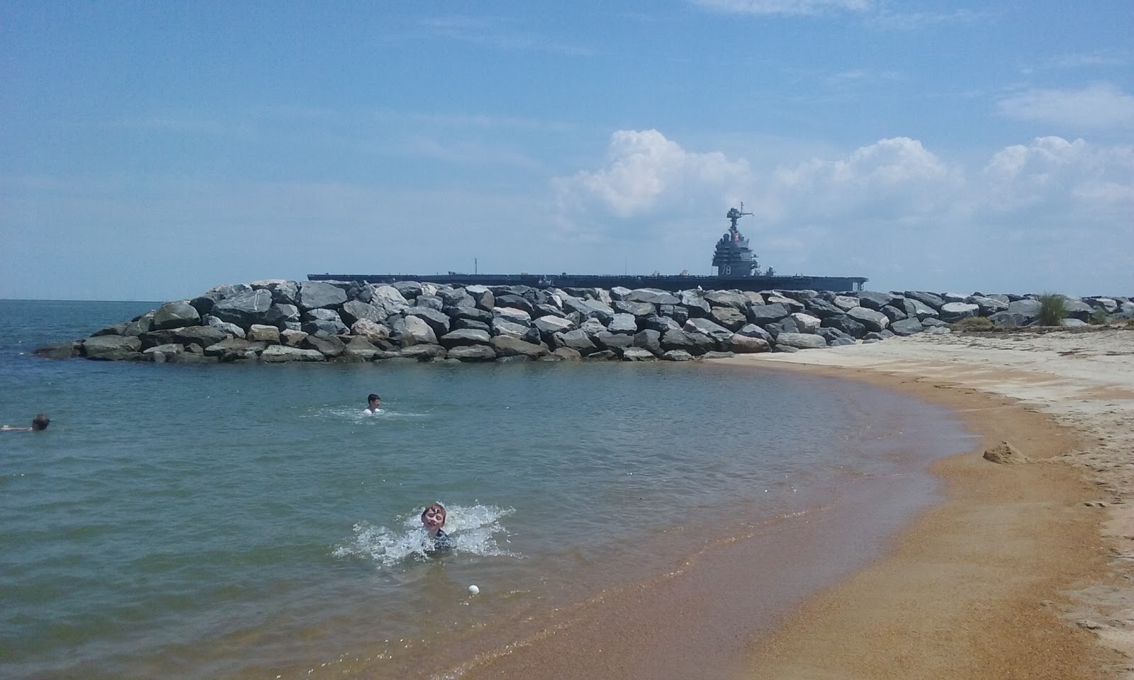 Fotografie cu Outlook beach - locul popular printre cunoscătorii de relaxare