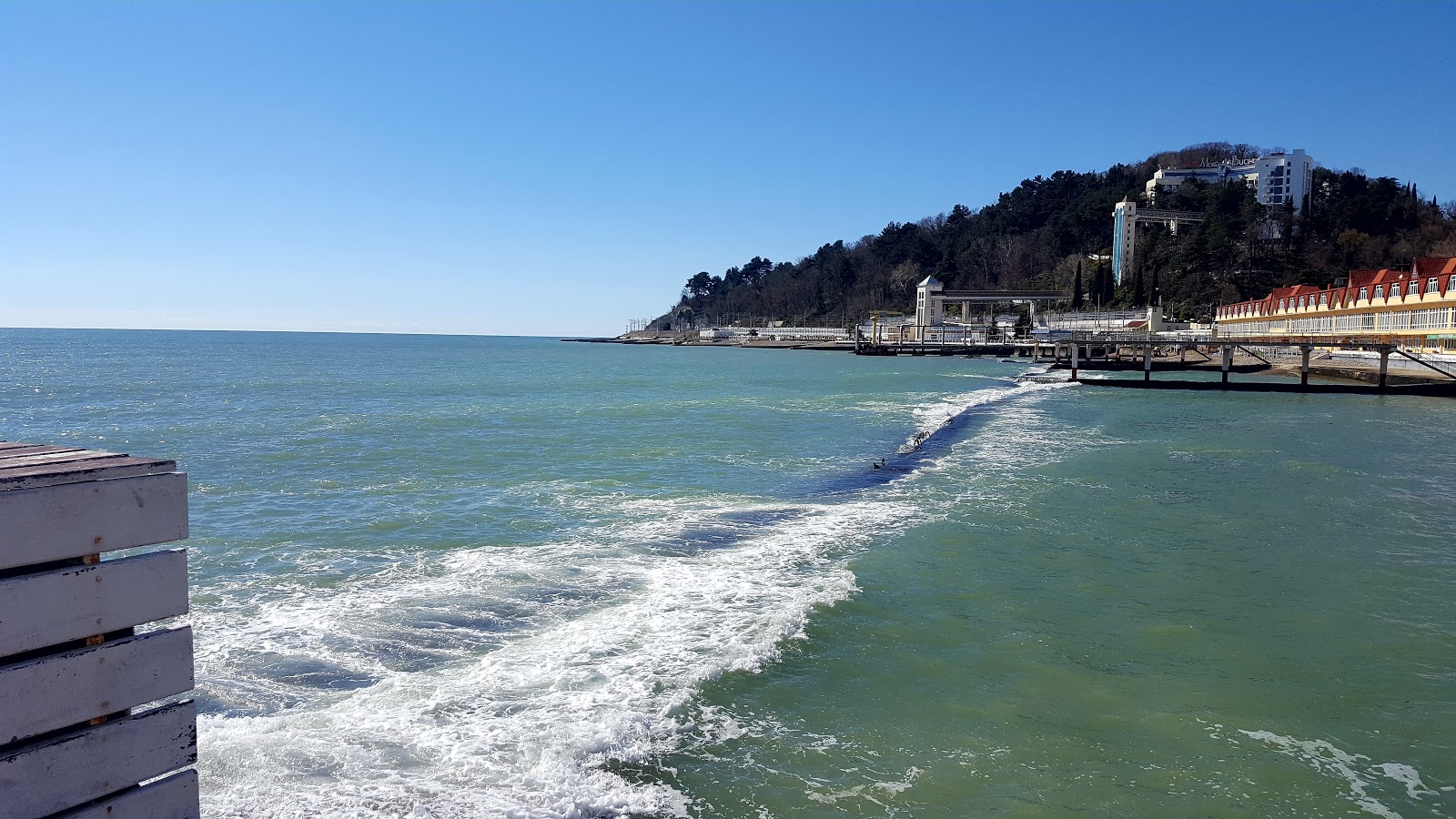 Photo de Osvod beach protégé par des falaises