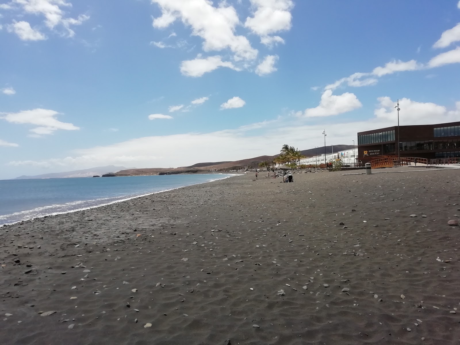Foto von Playa negra Tarajalejo und die siedlung