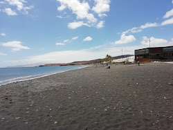 Foto von Playa negra Tarajalejo und die siedlung