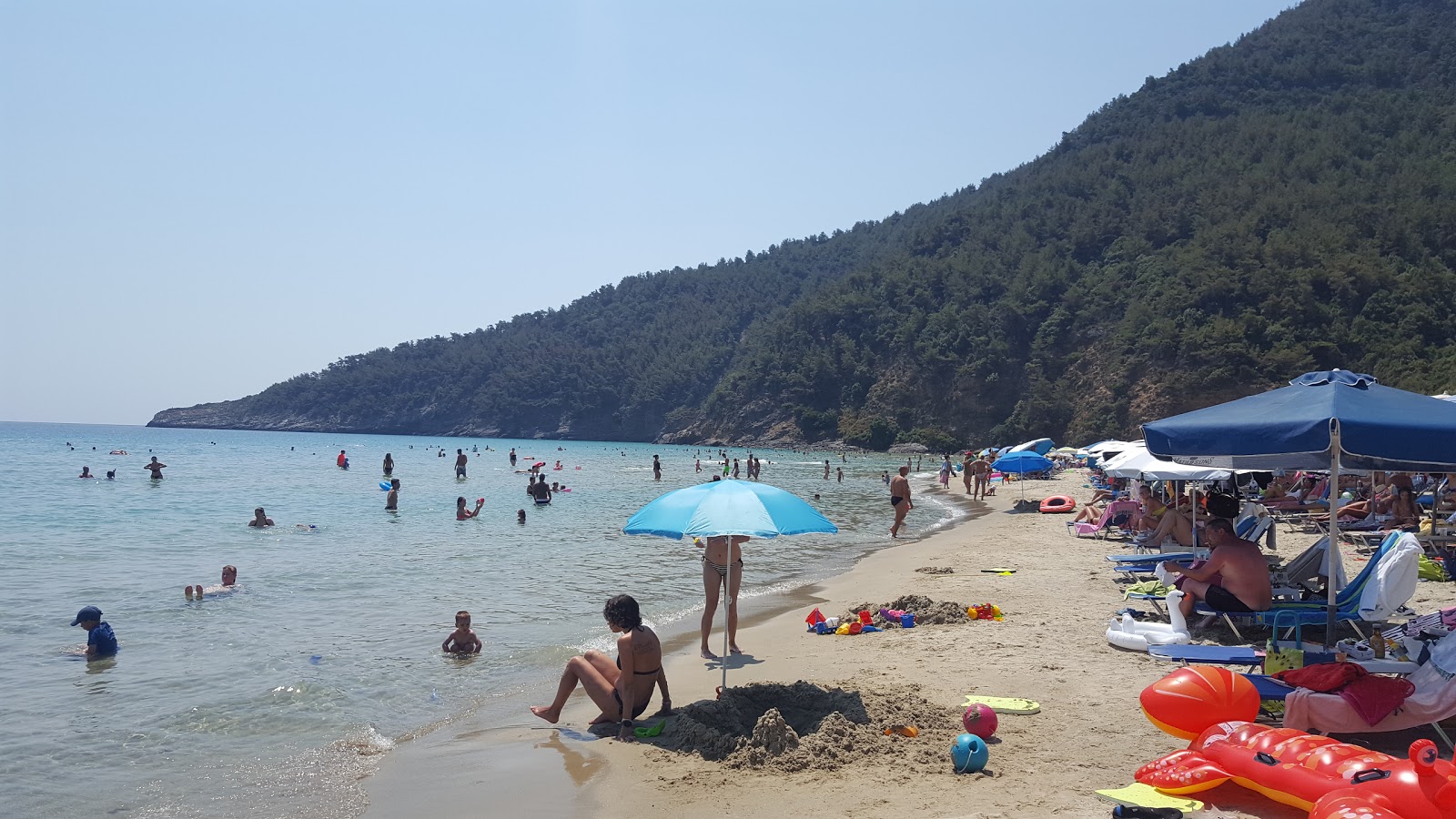 Paradise beach'in fotoğrafı uçurumlarla desteklenmiş