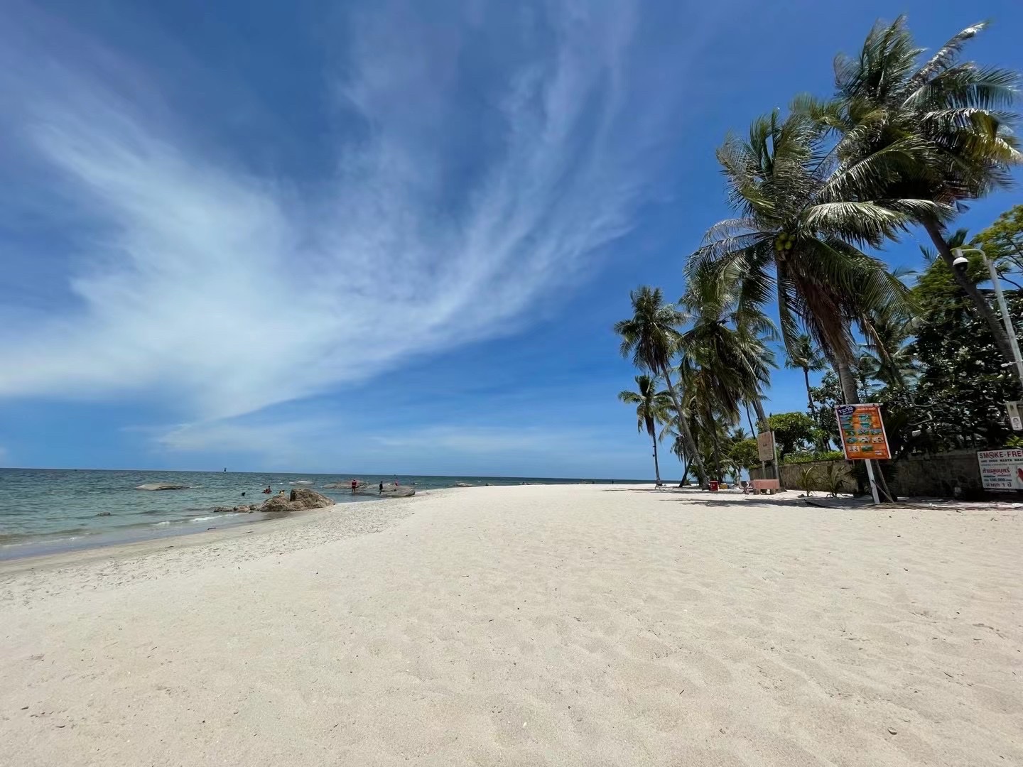 Hua Hin Beach'in fotoğrafı düz ve uzun ile birlikte