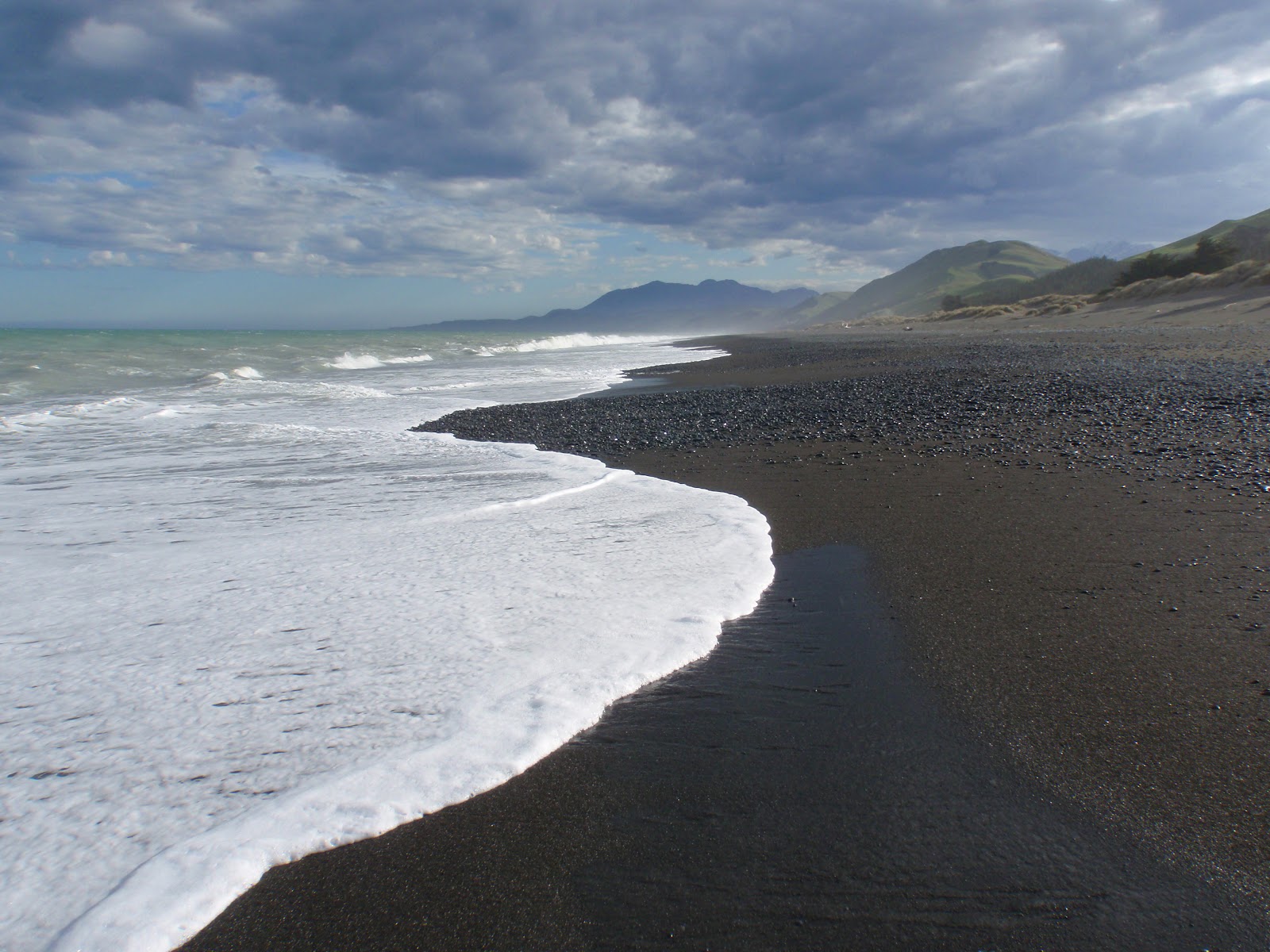 Fotografija Black sand Beach z turkizna voda površino