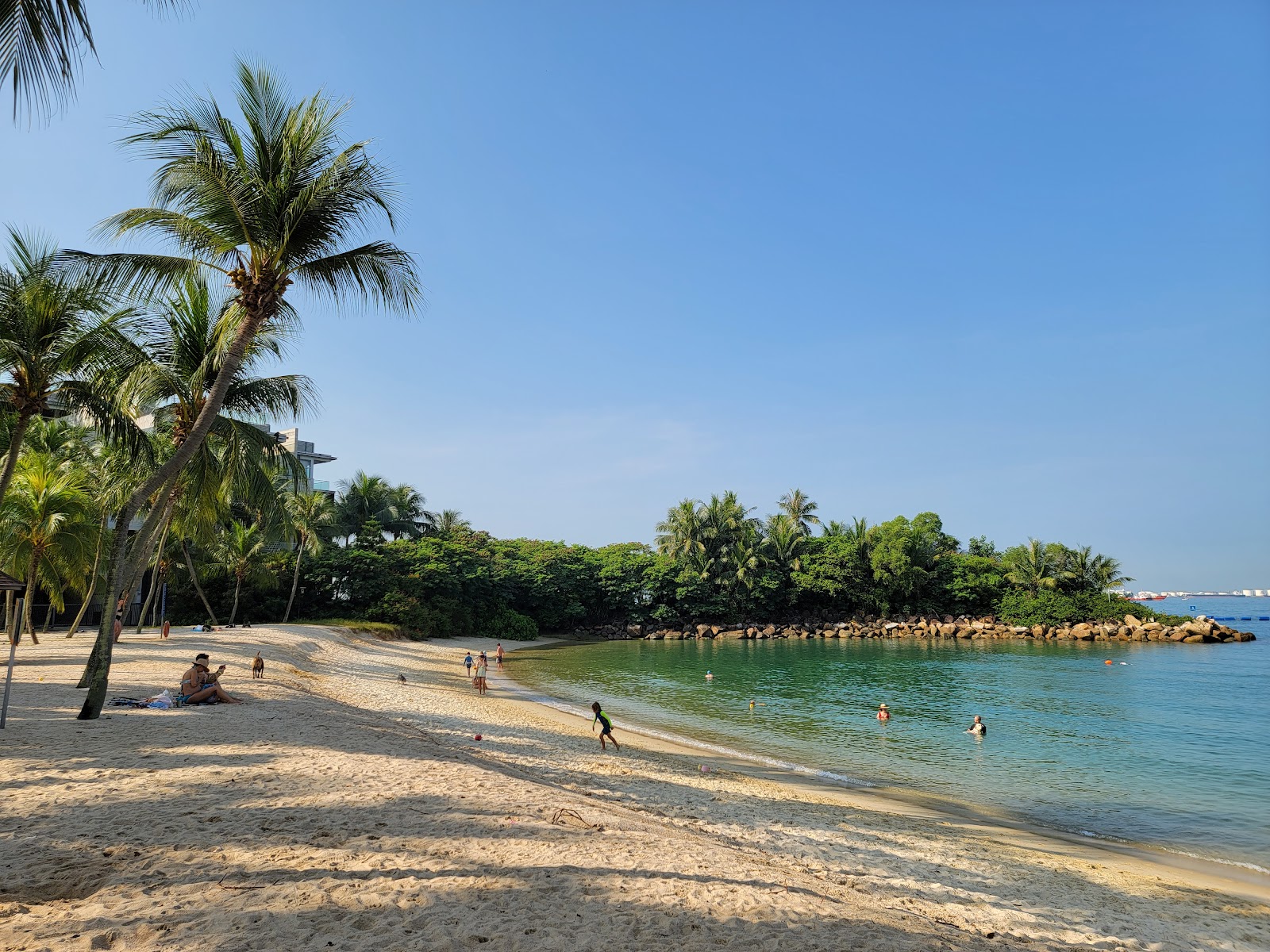 Foto de Tanjong Beach - lugar popular entre os apreciadores de relaxamento