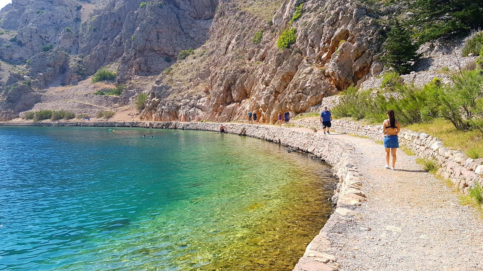 Photo de Uvala Zavratnica protégé par des falaises