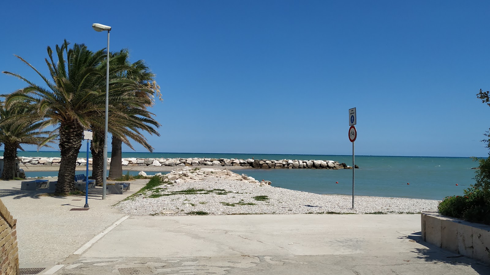 Foto de Spiaggia dei Pedaso apoiado por penhascos