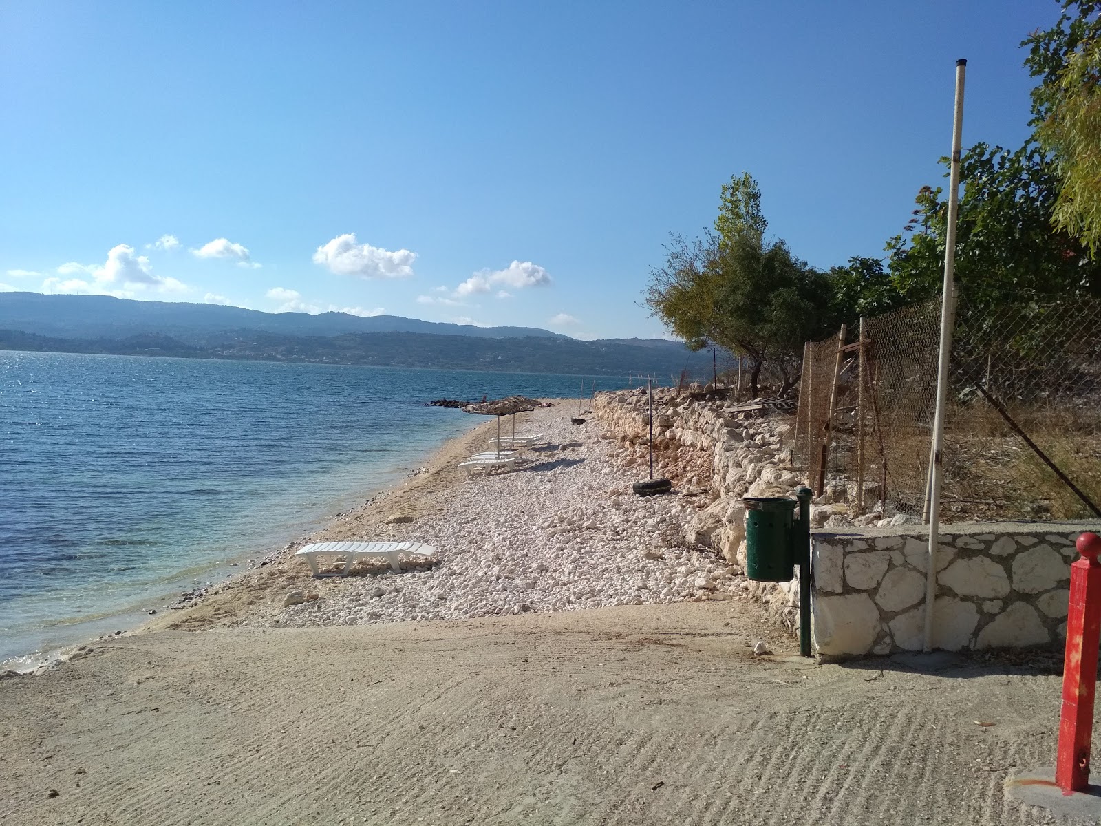 Ligia beach的照片 带有绿色纯水表面