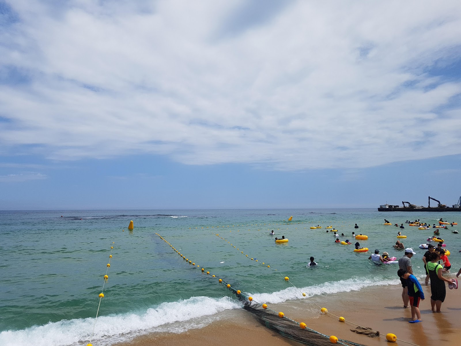 Sokcho Beach的照片 带有碧绿色纯水表面