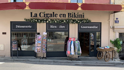 La cigale en bikini à Vaison-la-Romaine