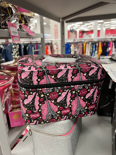 Shopping Mall «Glen Oaks Shopping Center», reviews and photos, 255th St, Glen Oaks, NY 11004, USA