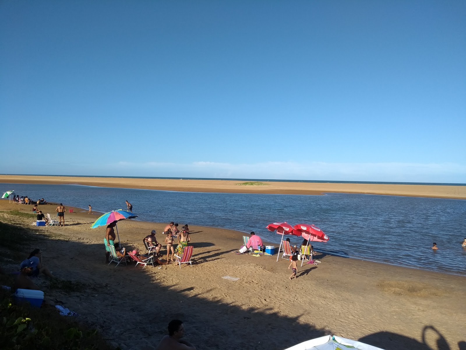 乌鲁苏夸拉海滩的照片 带有碧绿色纯水表面