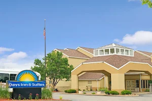 Days Inn & Suites by Wyndham St. Louis/Westport Plaza image